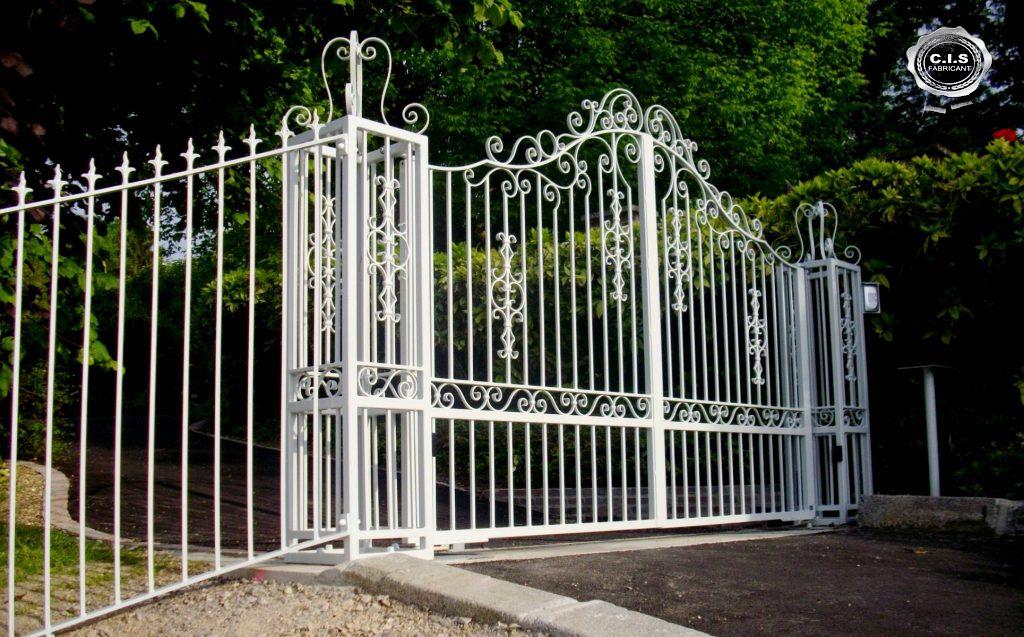Portail classique ajouré blanc situé aux Damps (27340) - Eure Normandie