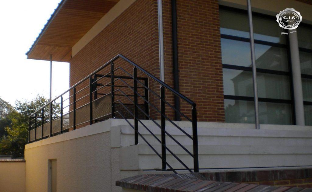 Garde corps / main courante noir situé à la Mairie des Damps (27340) - Eure Normandie