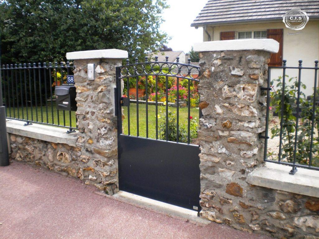 Portillon gris anthracite situé à Alizay (27460) Eure Normandie