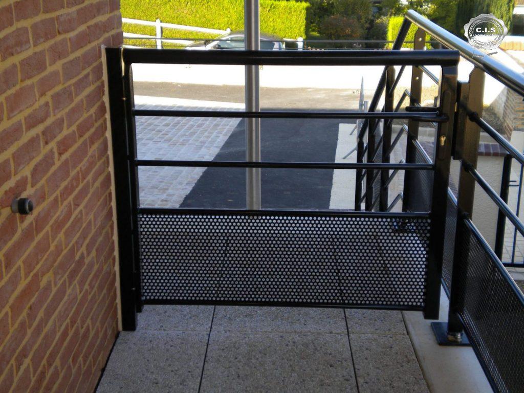 Portillon noir situé à la Mairie des Damps (27340) - Eure Normandie