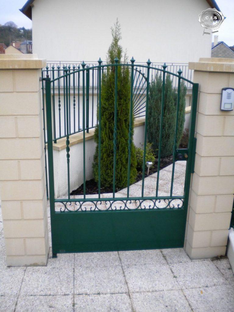 Portillon vert émeraude situé à Igoville (27460) Eure Normandie