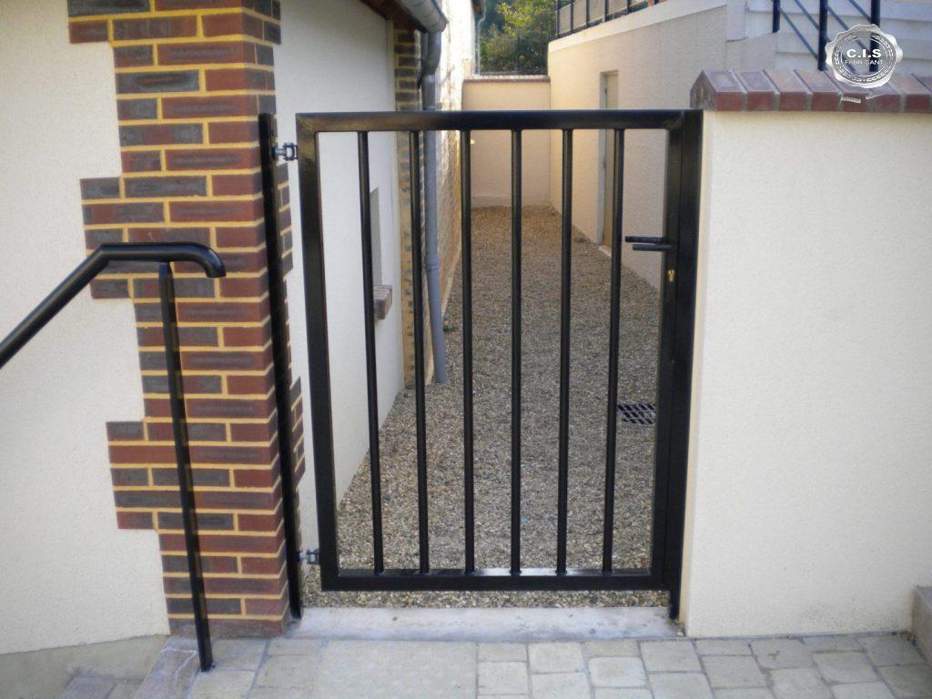 Portillon noir situé à la Mairie des Damps (27340) - Eure Normandie