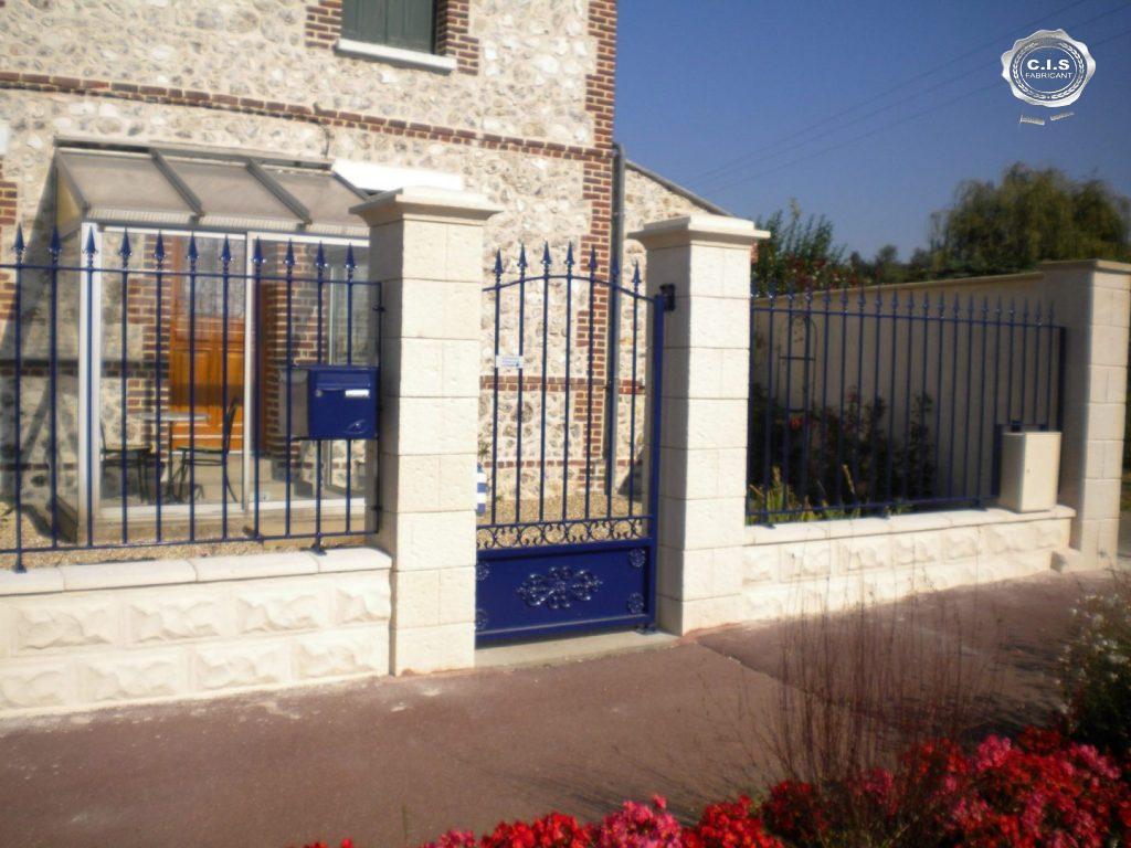 Portillon bleu outremer situé à Alizay (27460) Eure Normandie