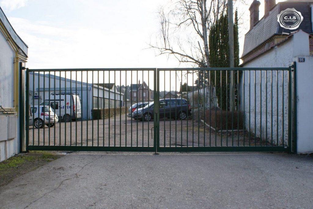 Portail industriel vert bouteille