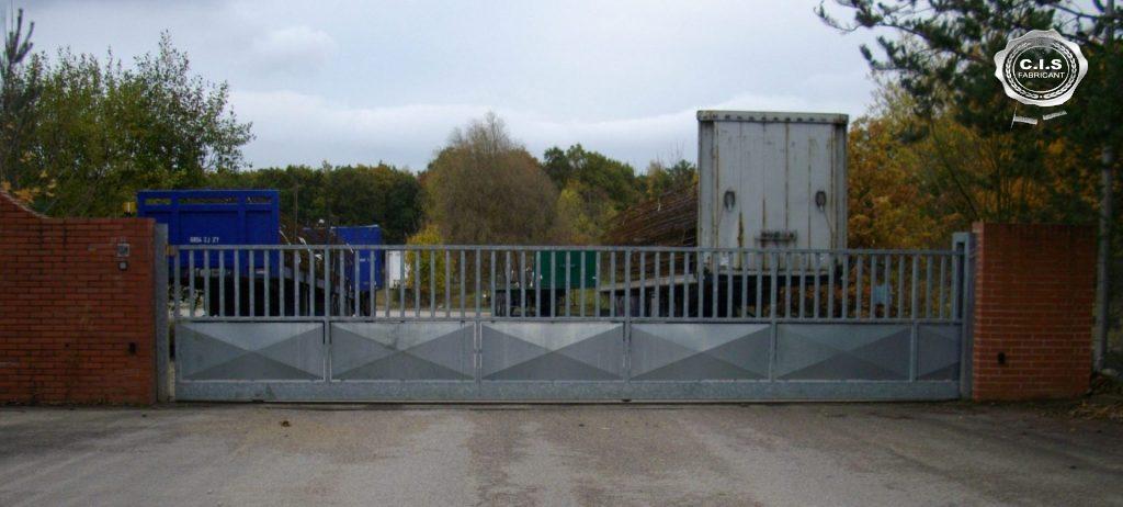 Portail industriel galvanisé situé à Criquebeuf-sur-Seine