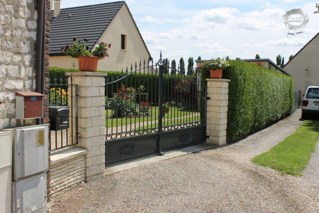 Portail classique ajouré gris anthracite situé à Alizay (27460) Eure Normandie