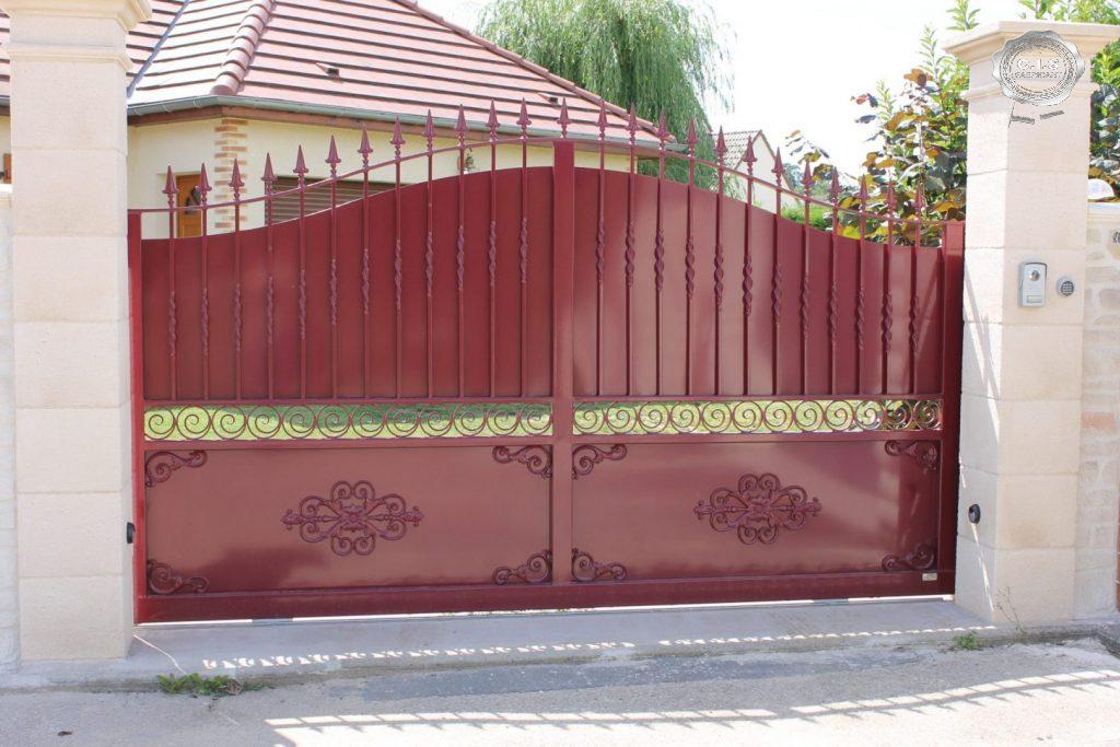 Portail classique plein rouge rubis situé à Pont-de-l'Arche (27340) - Eure Normandie