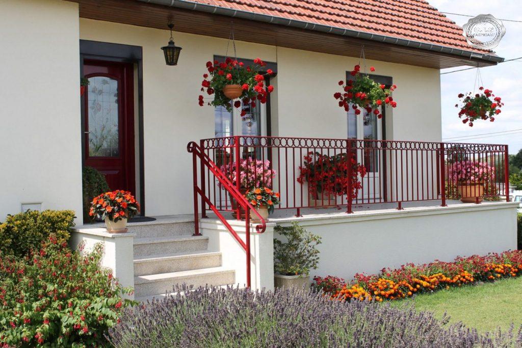Garde corps / main courante rouge rubis situé aux Damps (27340) - Eure Normandie