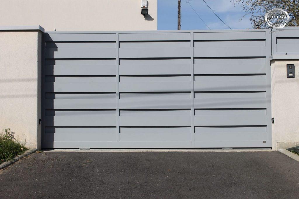 Portail moderne gris clair situé à Quévreville-la-Poterie