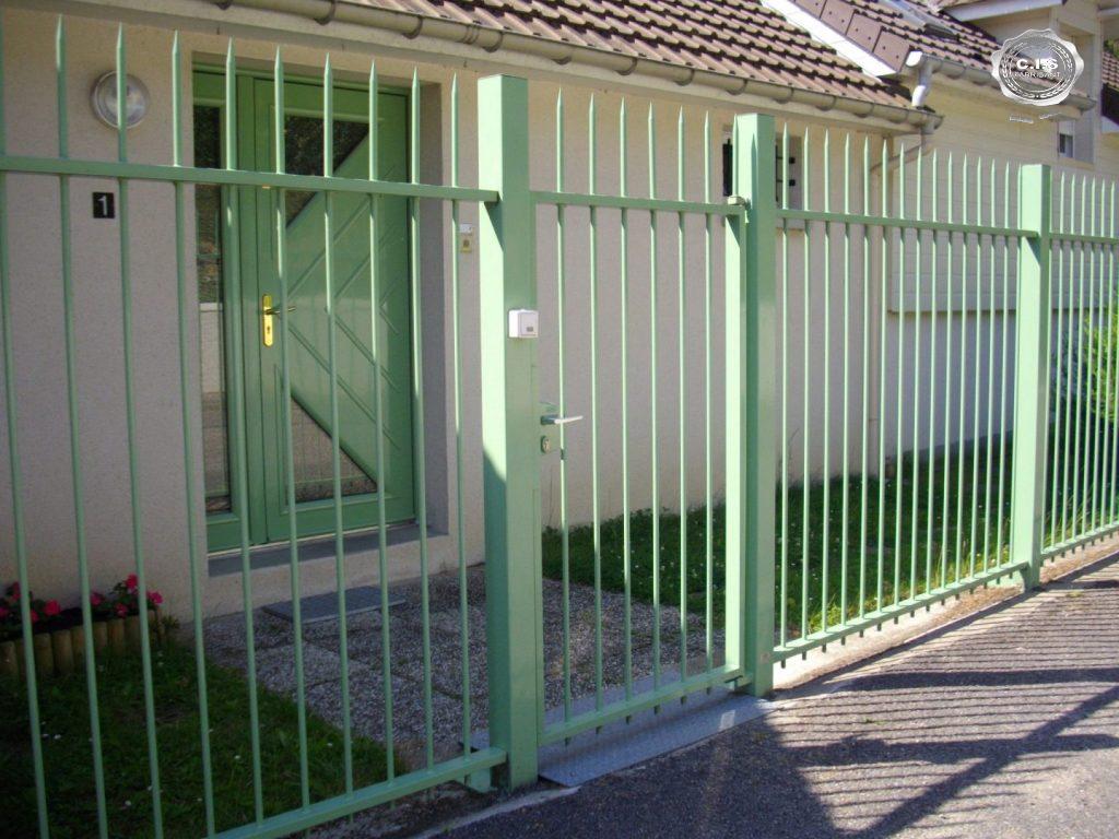 Portillon vert blanc situé à Igoville (27460) Eure Normandie