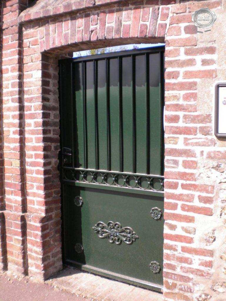 Portillon vert bouteille situé à Alizay (27460) Eure Normandie