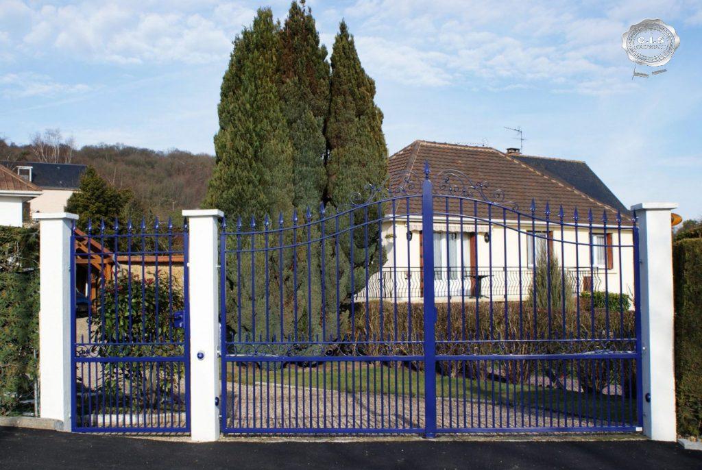 Portail classique ajouré bleu outremer situé à Alizay (27460) Eure Normandie
