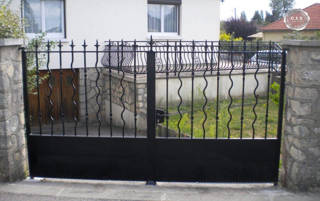 Portail moderne noir situé à Pont-Saint-Pierre (27360) Eure Normandie