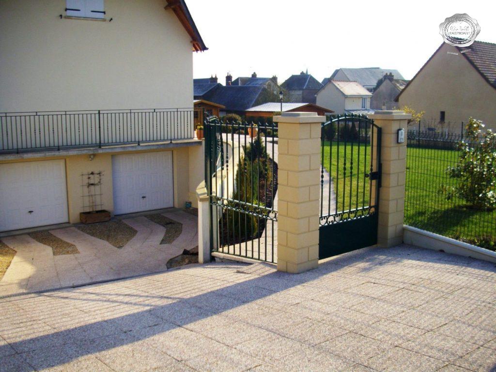 Portillon - clôture - garde-corps vert émeraude situé à Igoville (27460) Eure Normandie