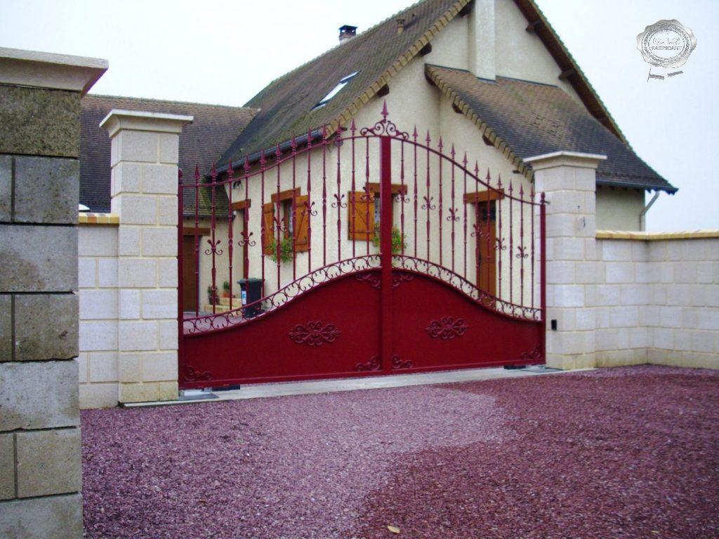 Portail classique ajouré rouge rubis situé à Pîtres