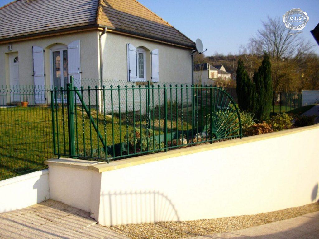 Portillon - clôture - garde-corps vert émeraude situé à Igoville (27460) Eure Normandie
