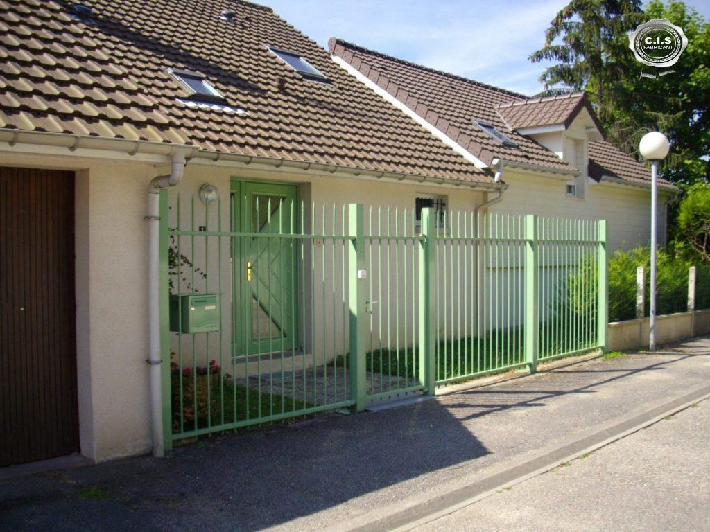 Portillon - clôture vert blanc situé à Igoville (27460) Eure Normandie
