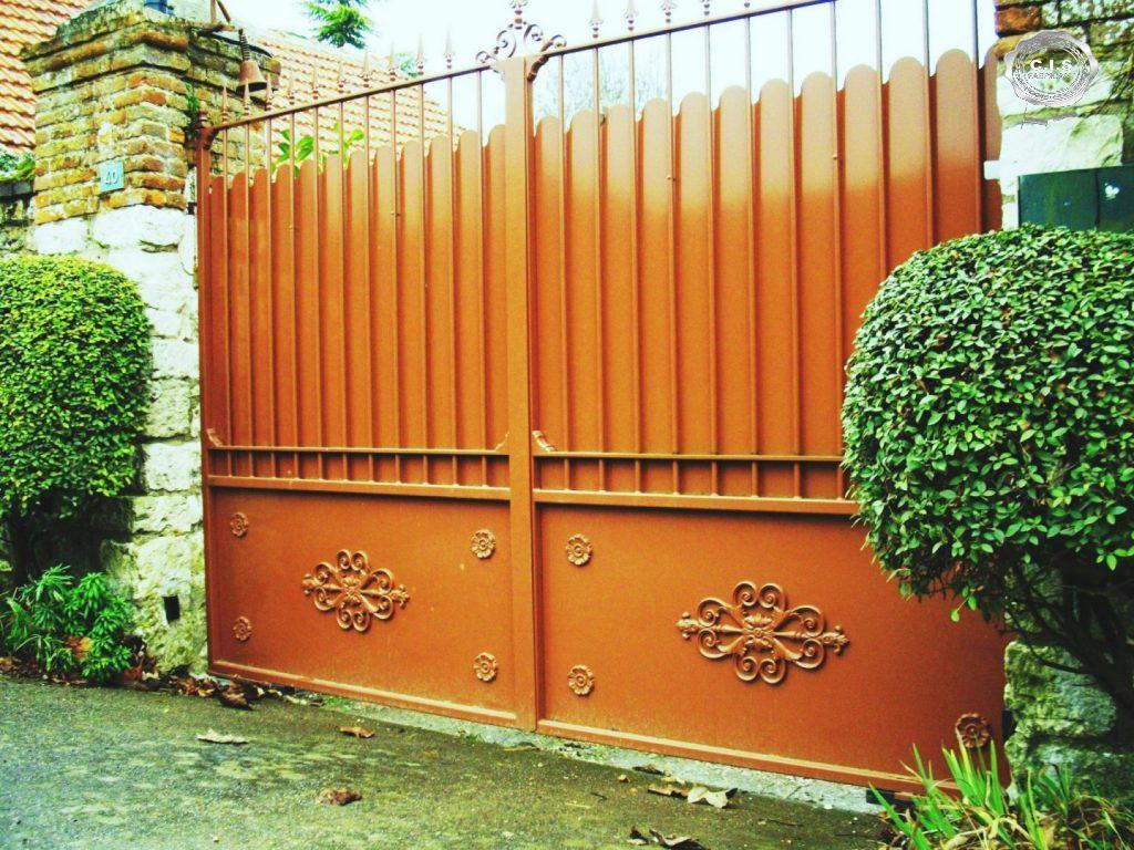 Portail classique plein brun orangé