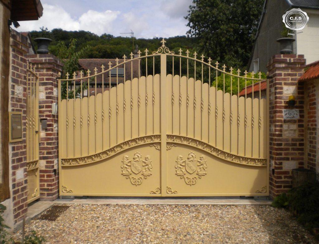 Portail classique plein beige situé à Alizay (27460) Eure Normandie