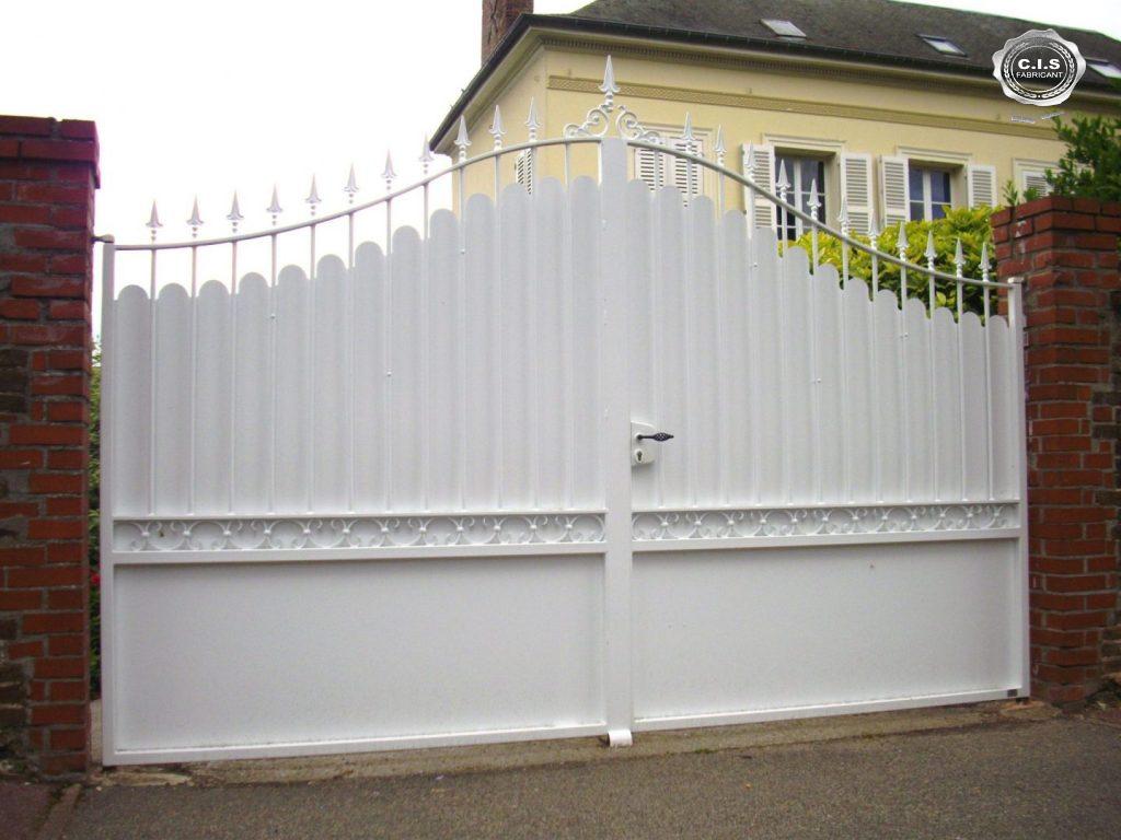 Portail classique plein blanc situé à Alizay (27460) Eure Normandie