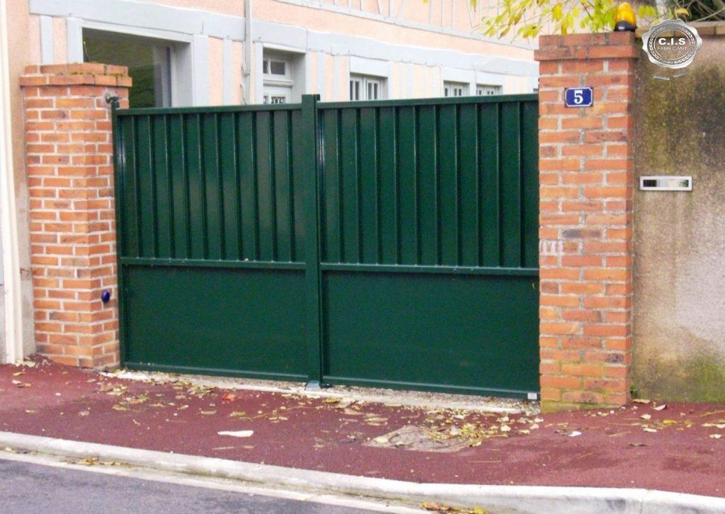 Portail classique plein vert émeraude situé à Romilly-sur-Andelle