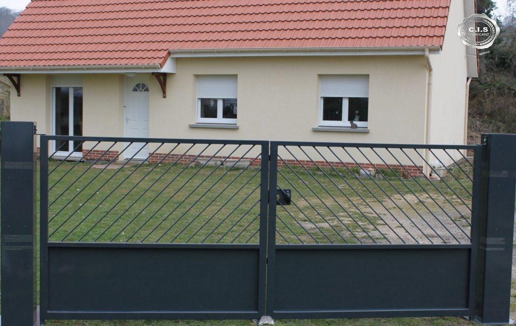 Portail moderne gris anthracite situé à Alizay (27460) Eure Normandie