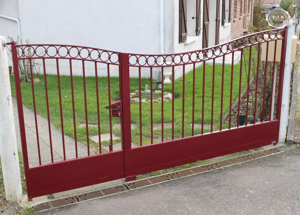 Portail moderne rouge rubis situé à Alizay (27460) Eure Normandie