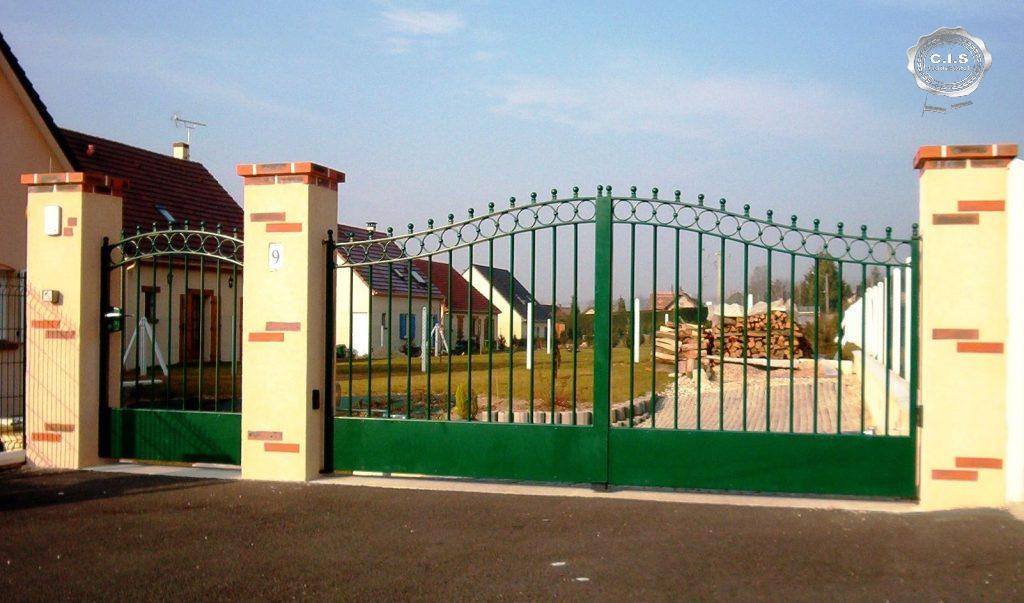 Portail moderne vert émeraude situé à Igoville (27460) Eure Normandie