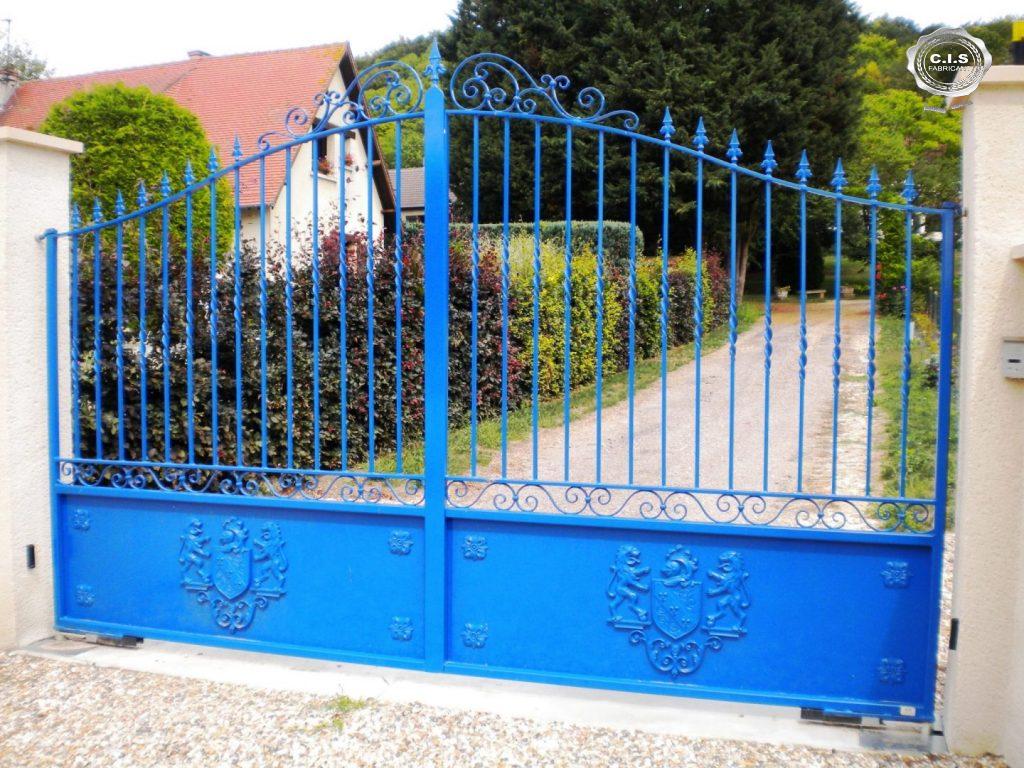 Portail classique ajouré bleu azur situé à Alizay (27460) Eure Normandie