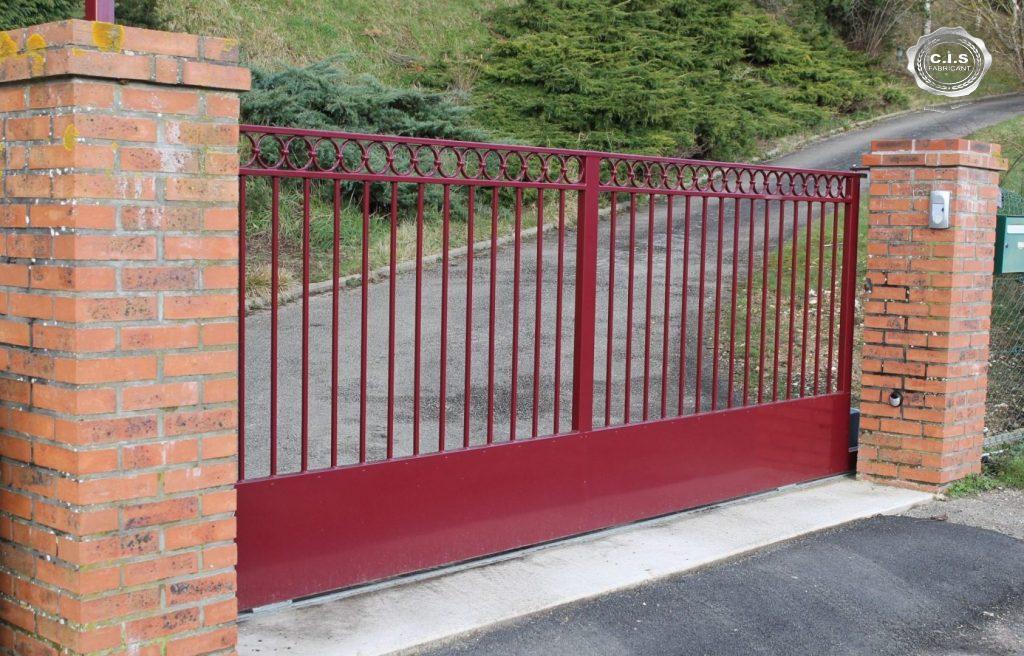 Portail moderne rouge rubis situé à Pont-Saint-Pierre (27360) Eure Normandie