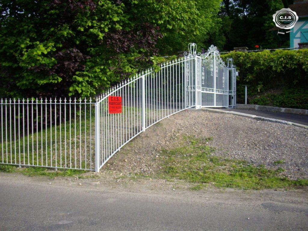 Portail - poteaux - clôture blanc situé aux Damps (27340) - Eure Normandie
