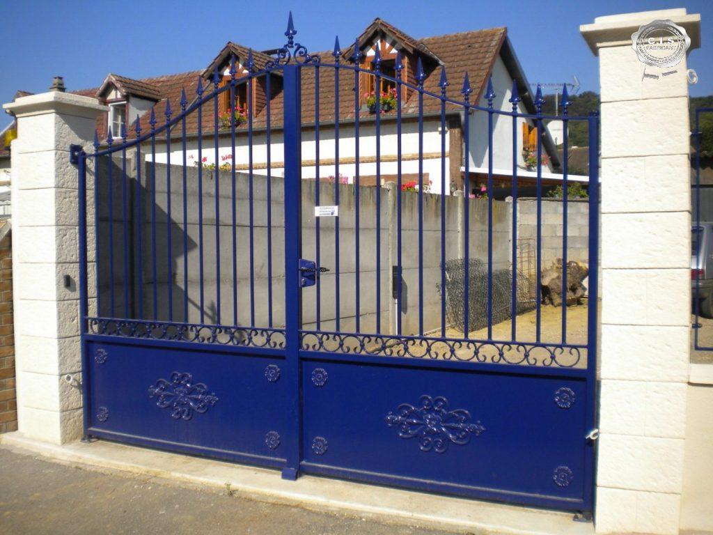 Portail classique ajouré bleu outremer situé à Alizay (27460) Eure Normandie