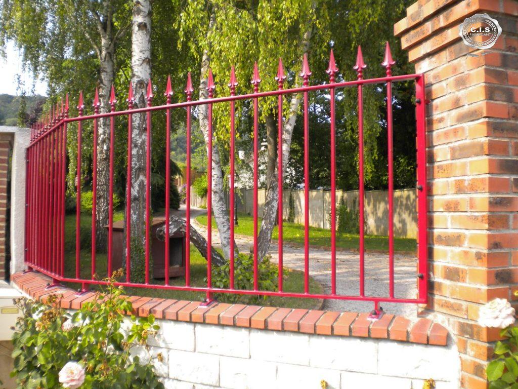 Clôture rouge rubis située à Alizay (27460) Eure Normandie