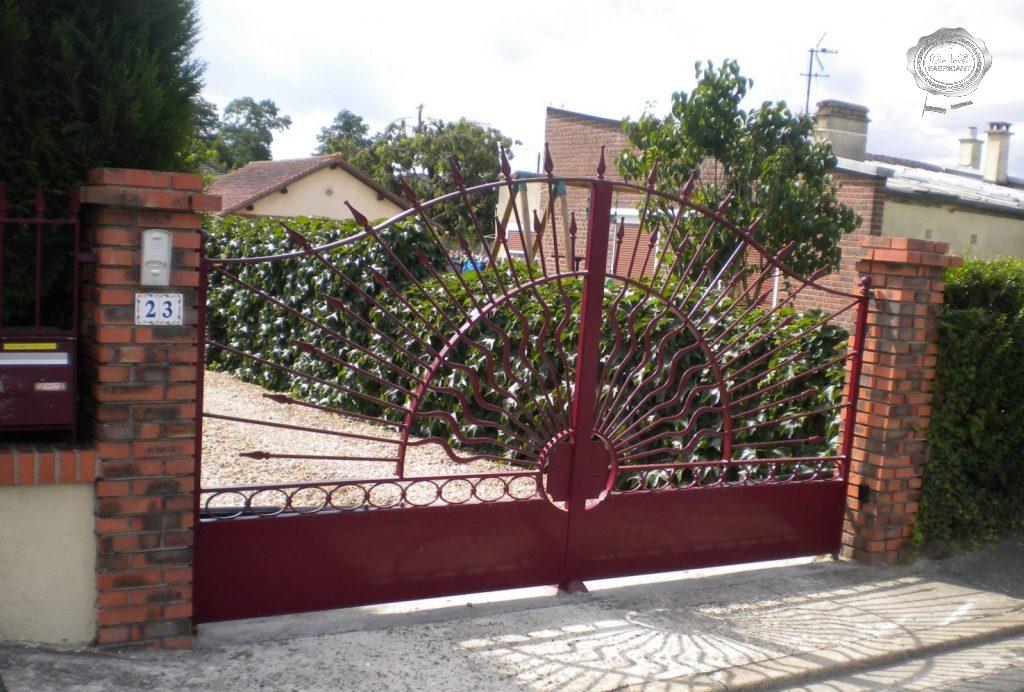 Portail moderne rouge vin situé à Pîtres