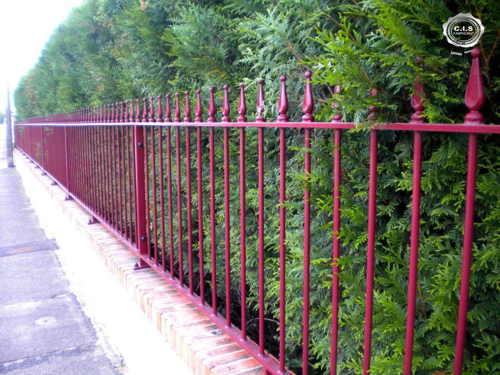 Clôture rouge vin situé à Pîtres