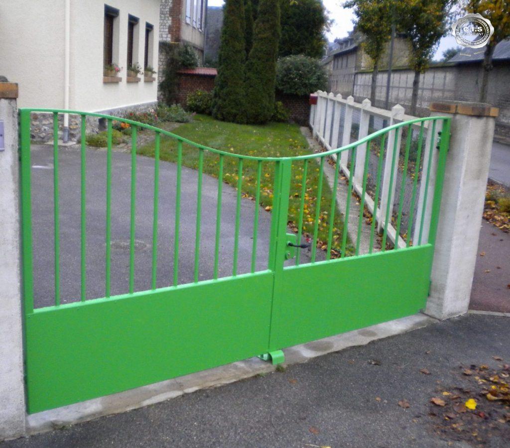 Portail moderne vert brillant situé à Alizay (27460) Eure Normandie