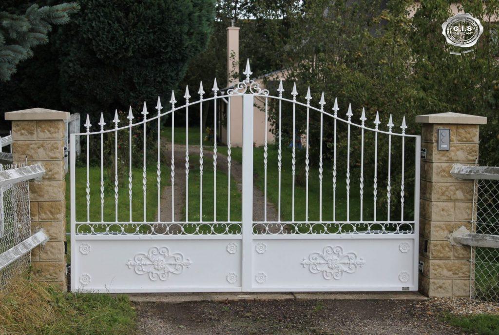 Portail classique ajouré blanc situé à Quévreville-la-Poterie