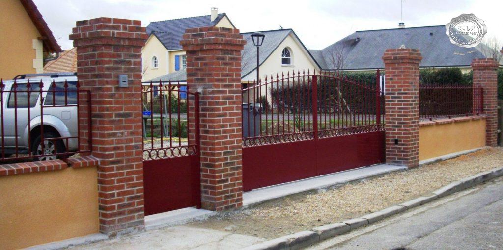 Portail moderne rouge rubis situé au Vaudreuil