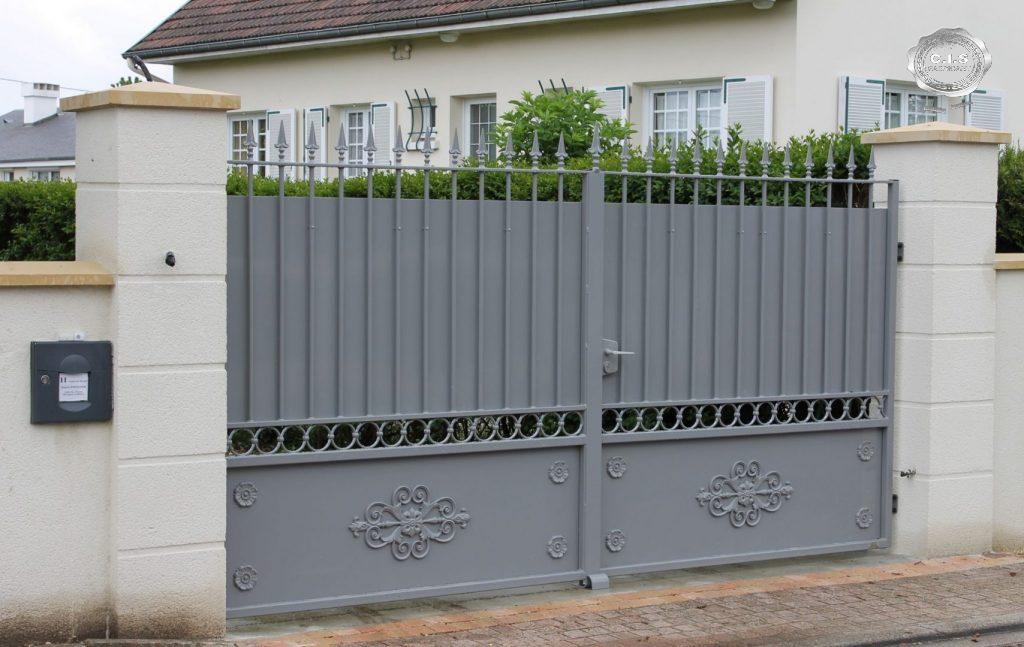Portail classique plein gris situé à Pont-de-l'Arche (27340) - Eure Normandie