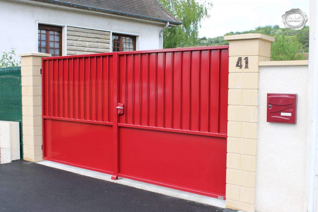 Portail moderne rouge garance situé à Igoville (27460) Eure Normandie
