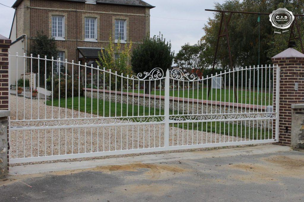 Portail classique ajouré blanc situé à Quévreville-la-Poterie