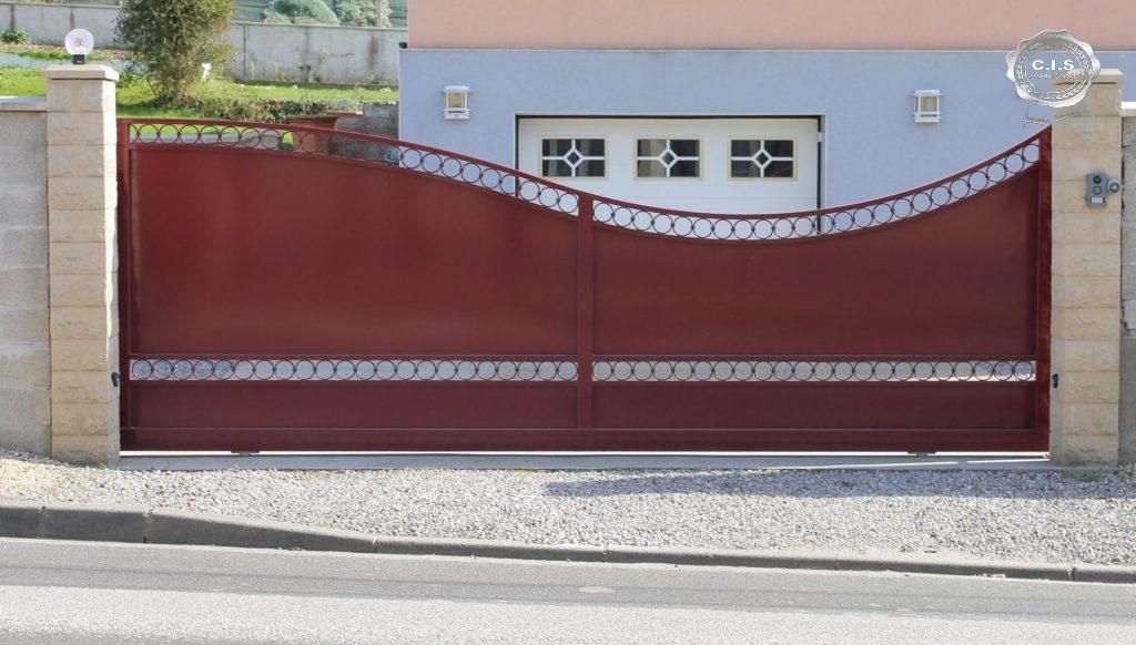 Portail moderne rouge vin situé à Radepont