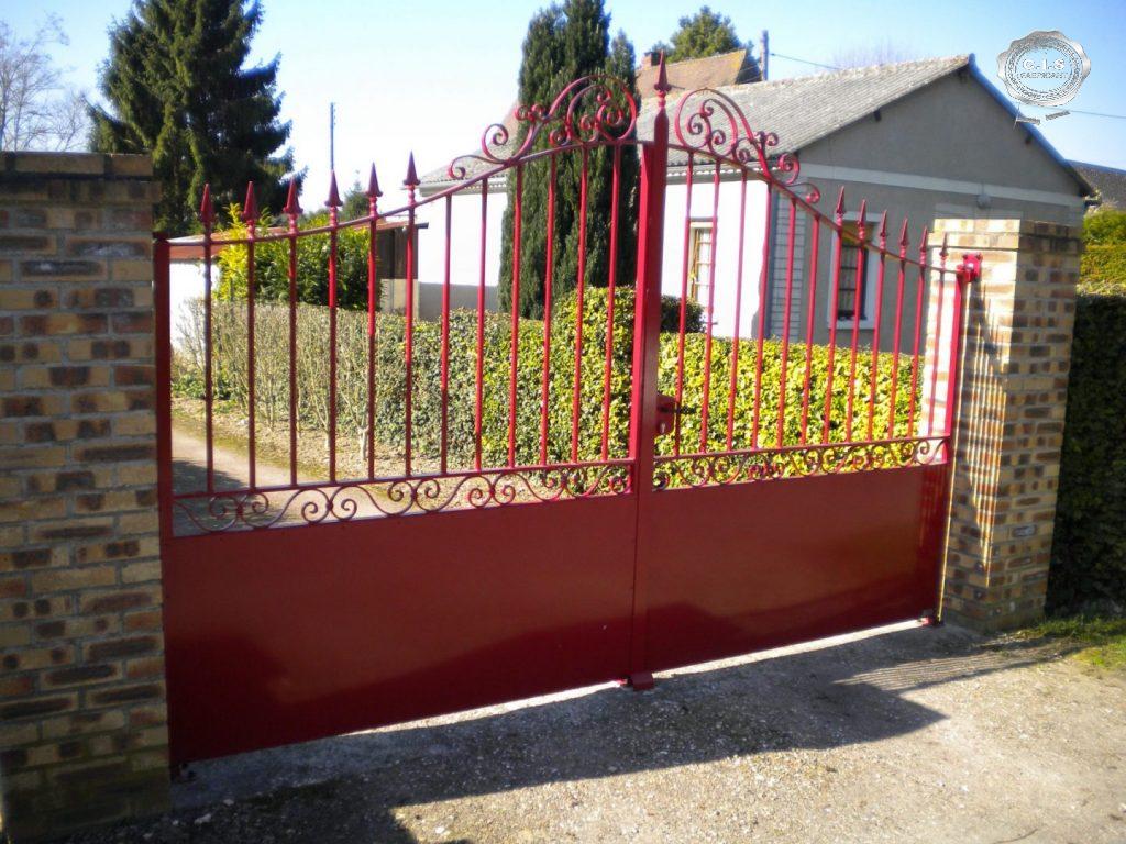 Portail classique ajouré rouge garance situé à Poses