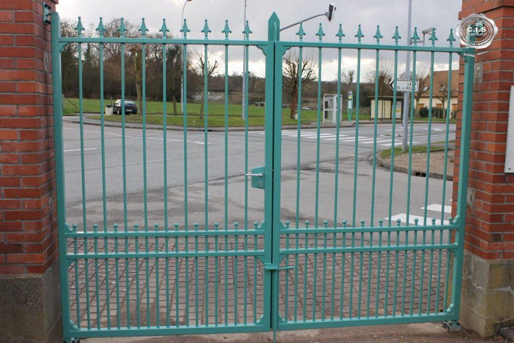 Portail classique ajouré turquoise menthe situé au cimetière des Damps (27340) - Eure Normandie