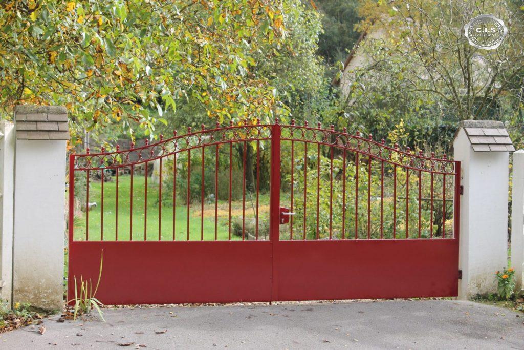 Portail moderne rouge rubis situé à Ymare