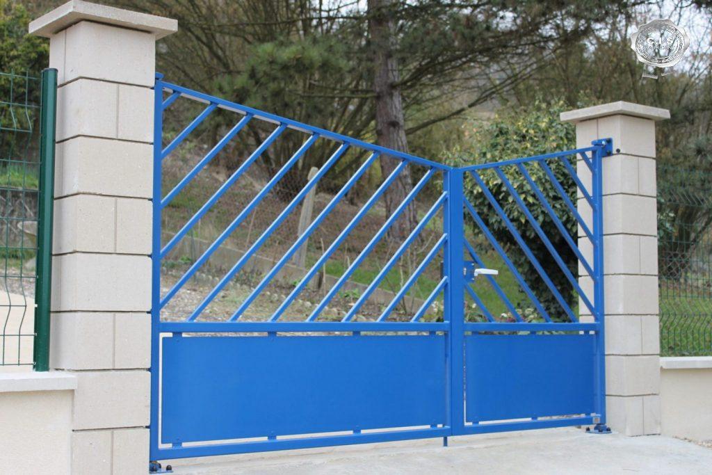 Portail moderne bleu azur situé à Saint-Pierre-du-Vauvray
