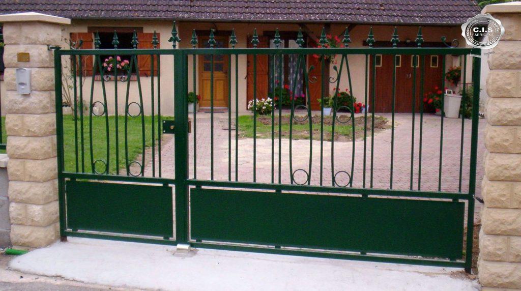 Portail moderne vert bouteille situé à Fleury-sur-Andelle