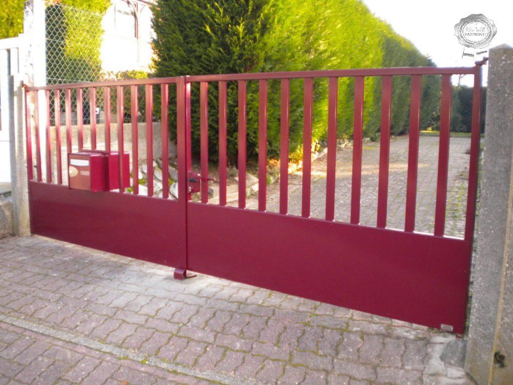 Portail moderne rouge rubis