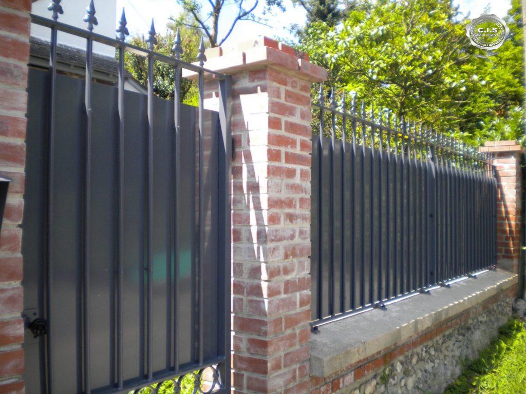 Clôture grise située à Mont-Saint-Aignan