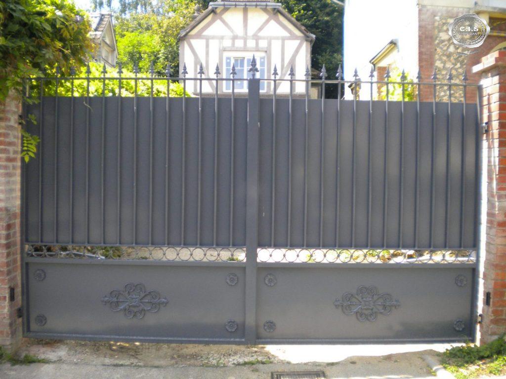 Portail classique plein gris situé à Mont-Saint-Aignan